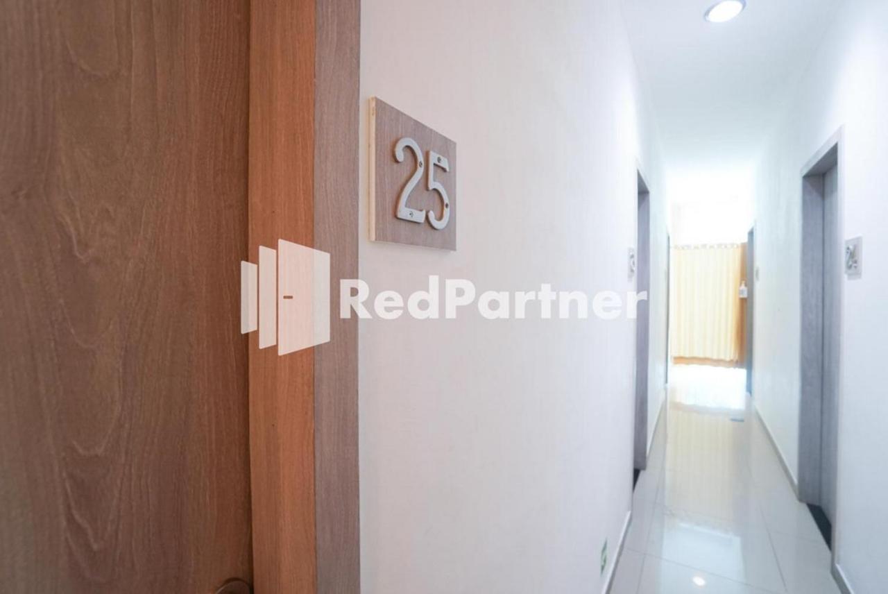 Eascot Hotel Mitra Reddoorz Jacarta Exterior foto