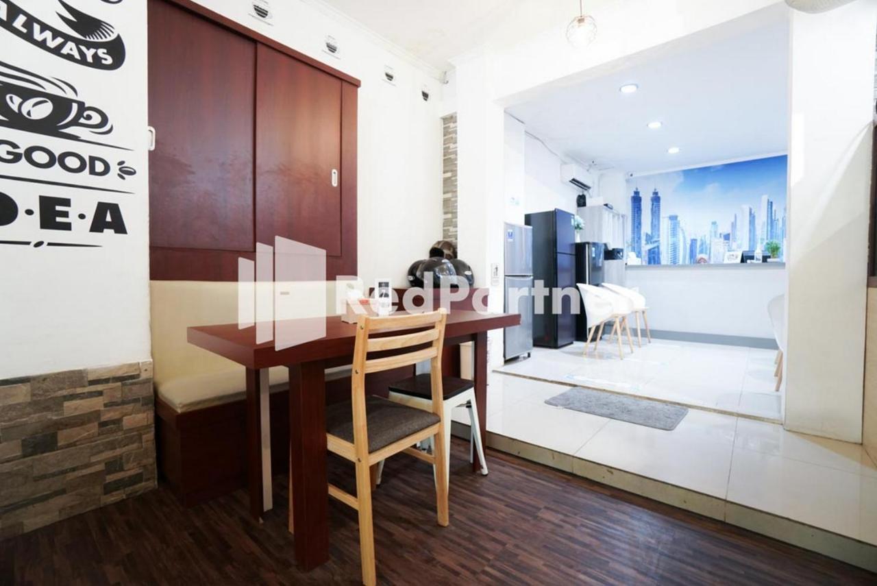 Eascot Hotel Mitra Reddoorz Jacarta Exterior foto