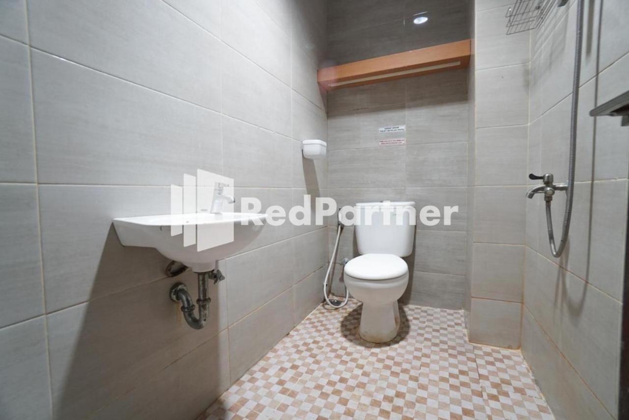 Eascot Hotel Mitra Reddoorz Jacarta Exterior foto